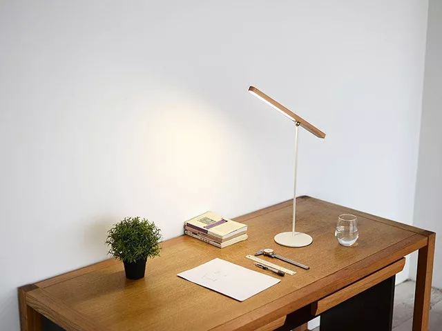 这才是护眼灯该有的样子,又高又大的护眼灯