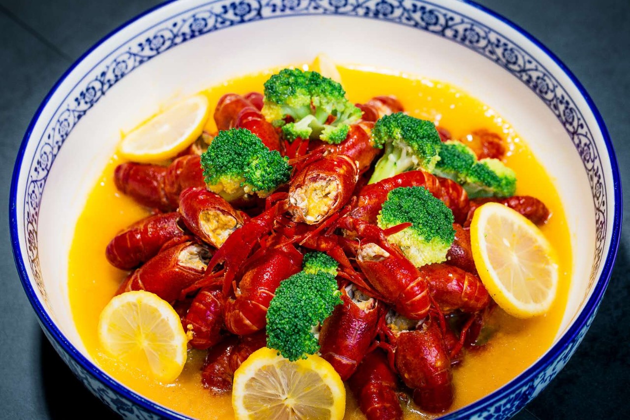 高管放弃高薪，研发出100多道新菜，取材就在店门口的小花园！