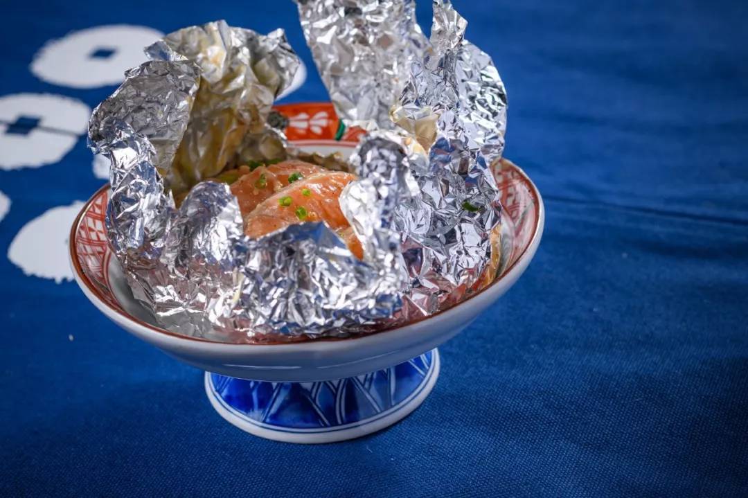 别再长胖了，否则你连这家店的门都挤不进去！