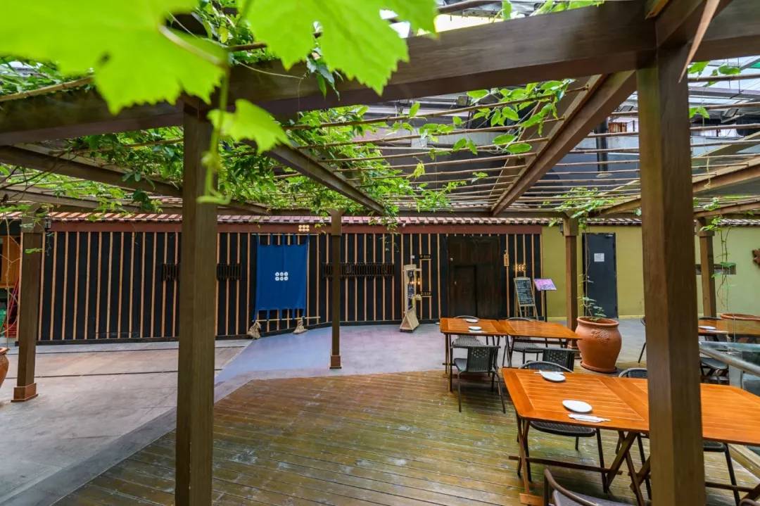 别再长胖了，否则你连这家店的门都挤不进去！