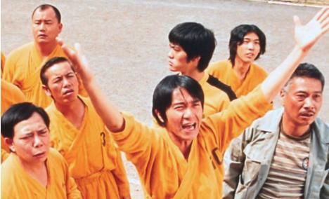 7岁父母离异，成就比肩周润发成龙，如今56岁仍然未婚无子