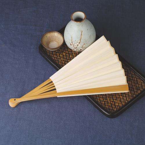 儿时学翩翩公子玩过折扇的在哪里？如今竹扇可卖出iPhoneX的价