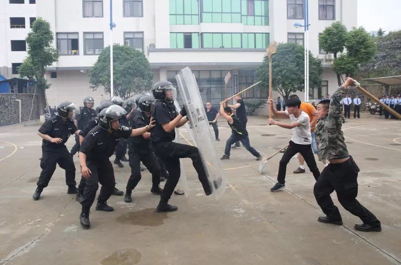 骑警高清图,骑警实拍