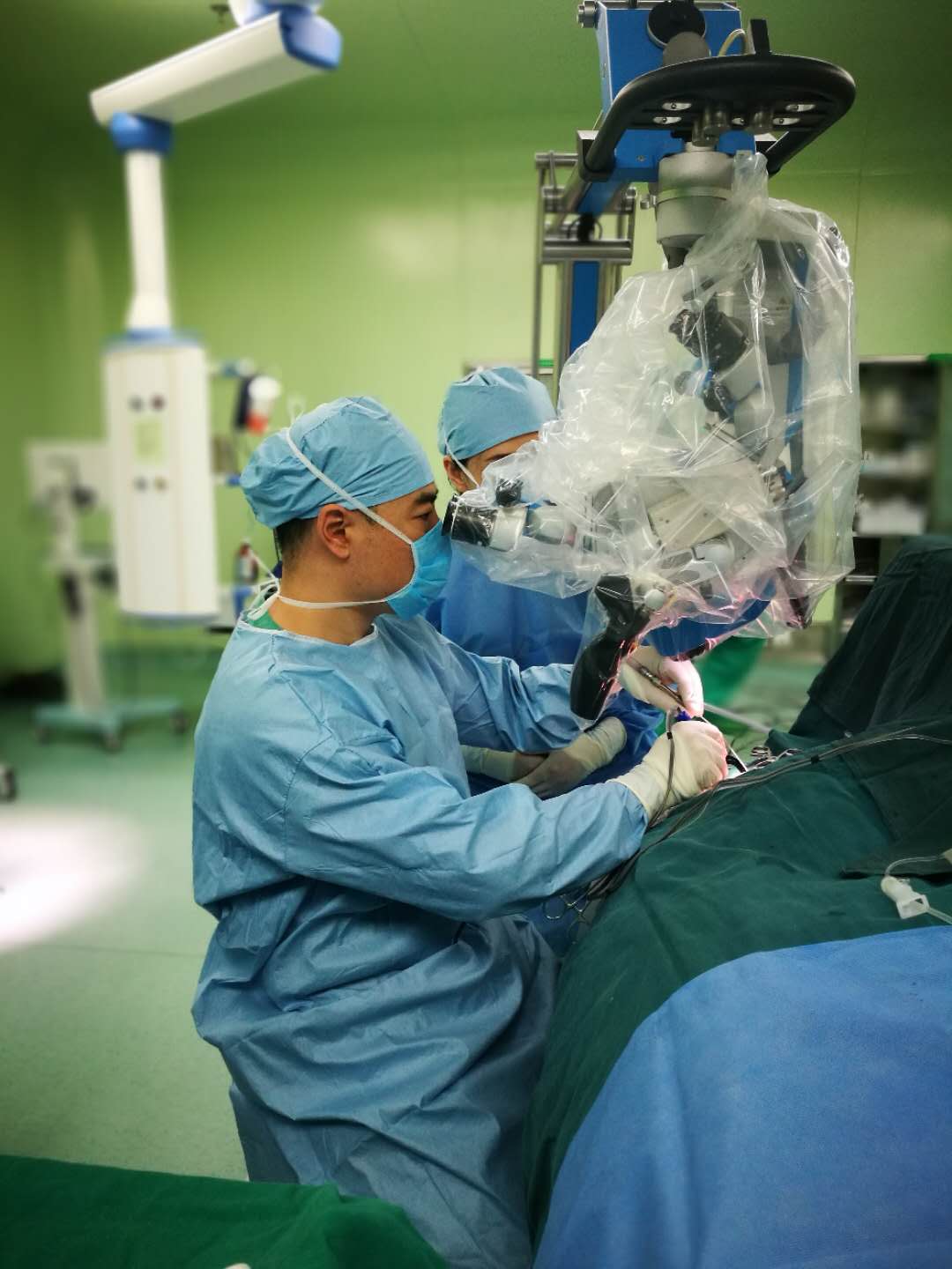 眼睛眨眼频繁嘴角歪斜是什么病,眼睛眨嘴角抽动是怎么回事