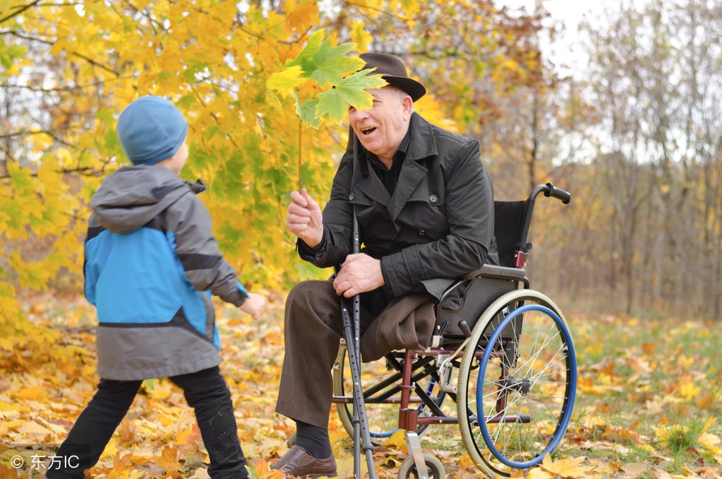 老人摔倒骨折手术还是保守治疗好,85岁老人胯摔骨折了需不需要手术