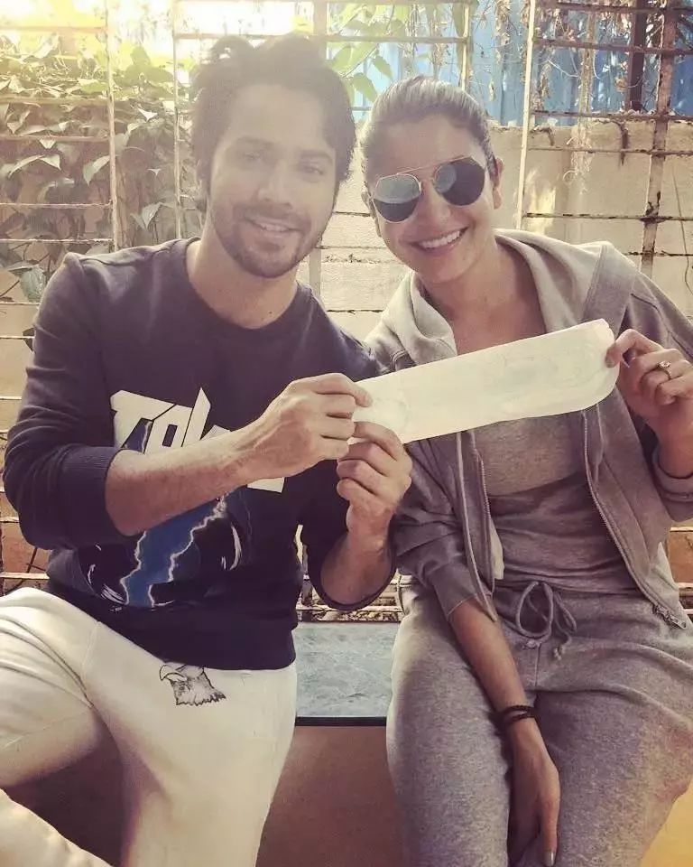 拿着卫生巾拍照为什么成了潮流？