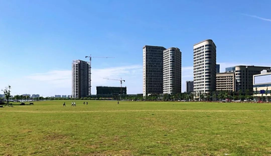 万达广场大足球场,松江万达旁边的草坪