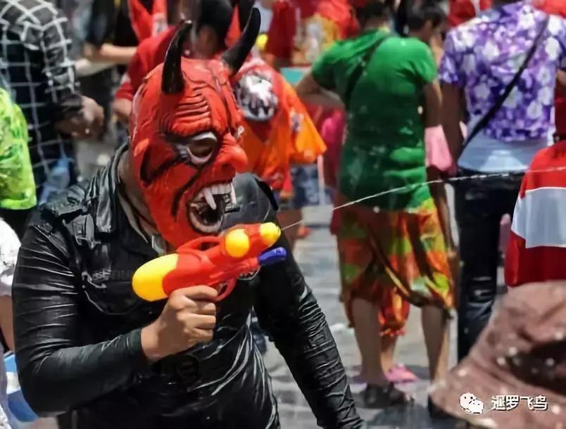 泰国泼水节群殴中国游客,泰国泼水节中国游客被泼酒