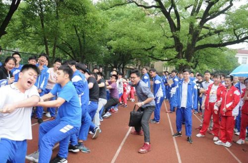 一根绳一条心,学校举行拔河比赛每7人一组