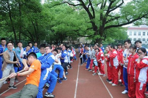 学生拔河比赛多少人一组,一根绳一条心拔河视频