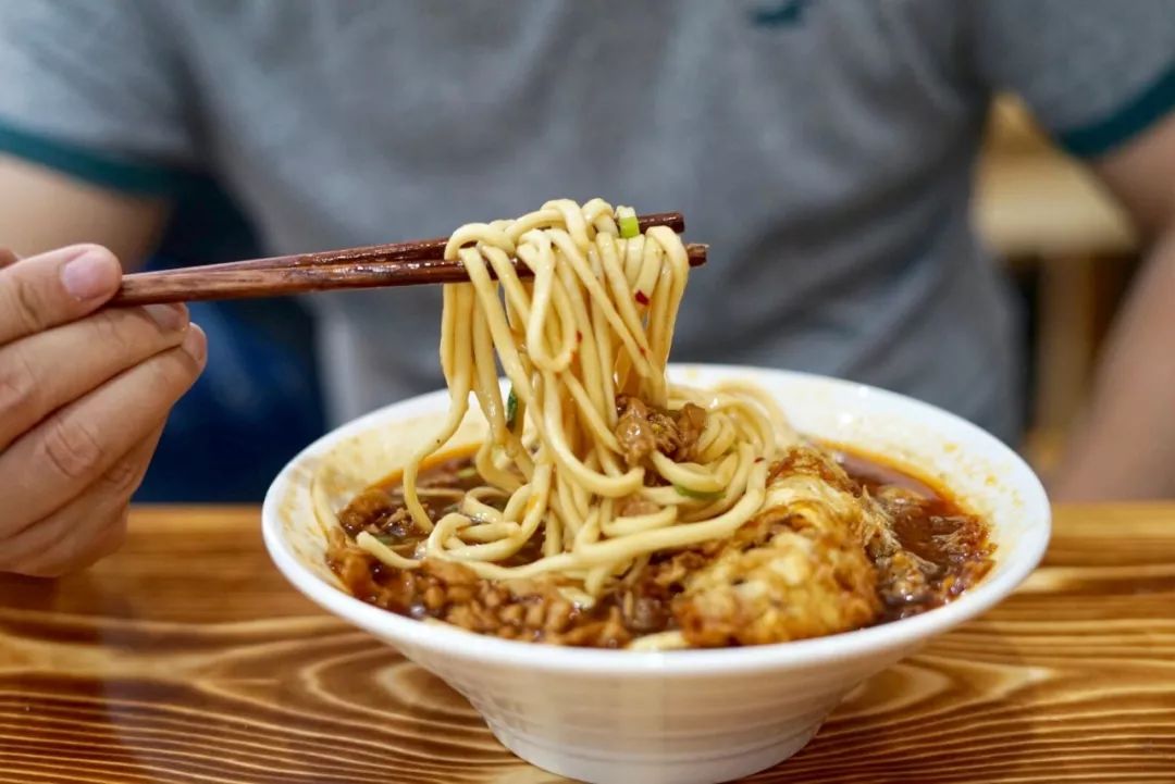 一碗雪菜肉丝面再加一个荷包蛋,一碗肉丝面加辣加面