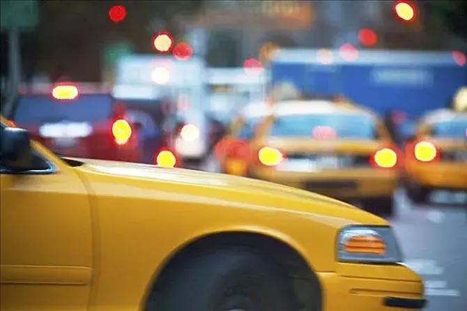 女子深夜在偏僻处下出租车，这位“的哥”的举动暖哭了！