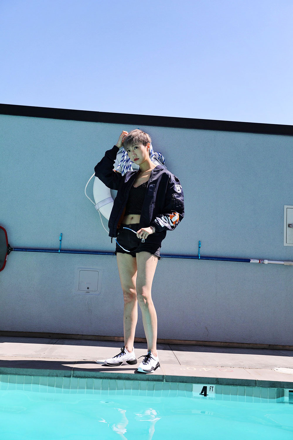 穿了这双新鞋显得腿好长！全球粉丝最多的明星亲自带货！