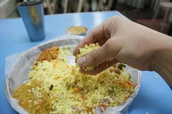 印度的习俗简直辣眼睛,孩子被活埋祭祀,父母却以此为荣