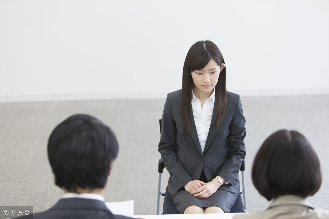 公务员面试答题的过程中咽口水,考公面试吞吞吐吐有什么改善办法