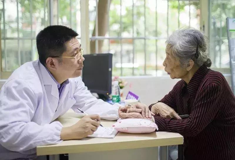 医保门诊的钱不够刷怎么办,医保费用不够如何缴费