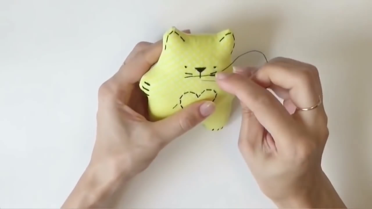 暖猫布艺手工材料包教程,diy包包手工灰蓝猫头缝制教程