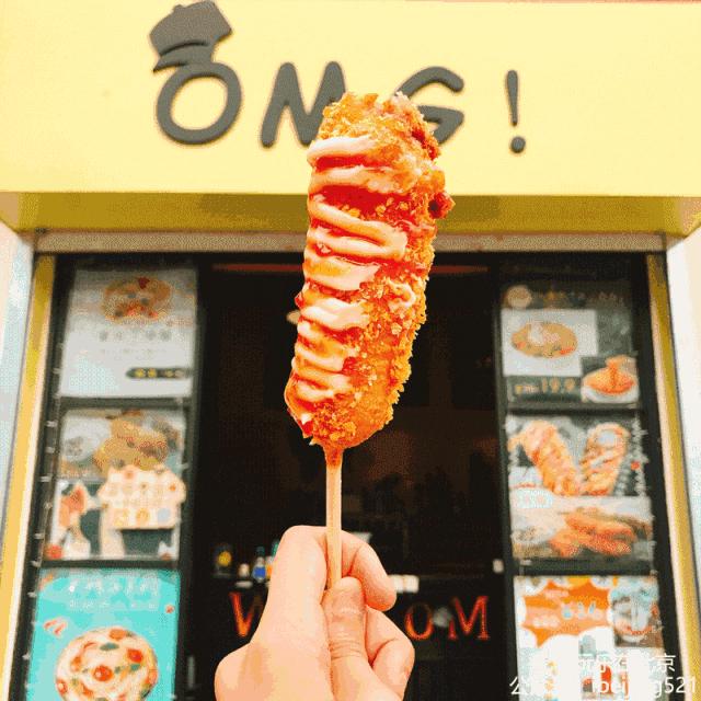 韩国小哥吃芝士热狗,韩国街头芝士热狗