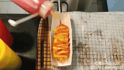 韩国小哥吃芝士热狗,韩国街头芝士热狗