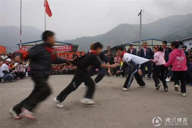 穿越地震带之什邡日记：地震周年谭咏麟黄日华众明星到蓥华小学