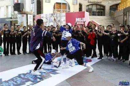 这就是街舞淘汰了一位外国选手,这就是街舞几个人抢桌子上的箱子