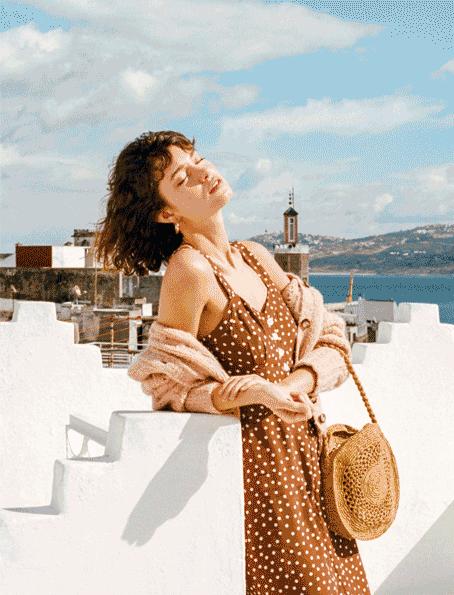 玫红色包包配什么颜色衣服好看,雾霾蓝包包配什么颜色衣服好看