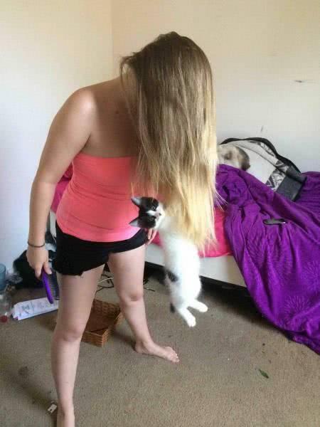 搞笑gif：公司搞活动，集体换裤袜比赛妹子们看起来不是很高兴啊