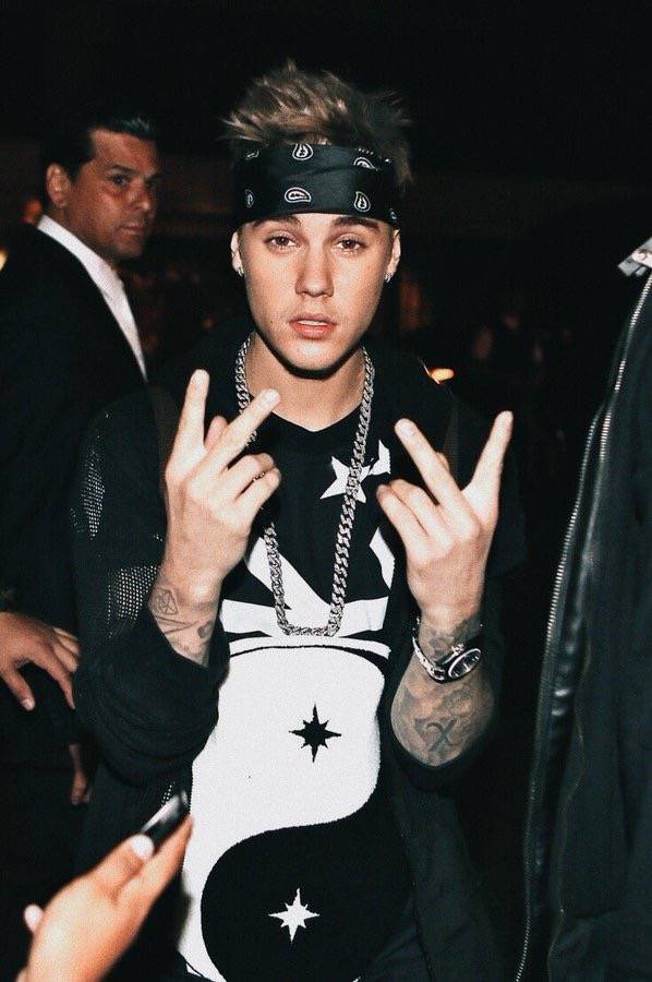 看了贾斯汀比伯的爸爸年轻时的颜值，不禁感叹基因的强大