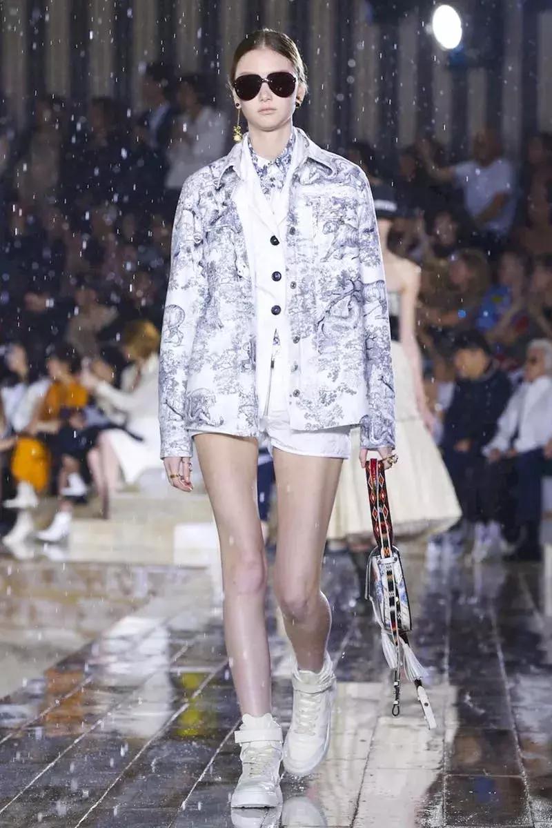 杨采钰迪奥马鞍包,杨采钰出席活动红裙惊艳十足