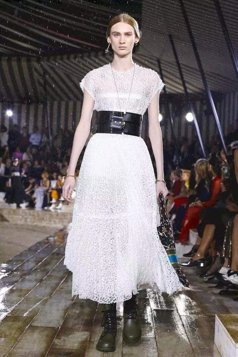 杨采钰迪奥马鞍包,杨采钰出席活动红裙惊艳十足