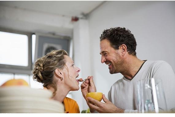 暗恋隔壁班的男生该怎么表白,暗恋一个男生主动靠近得不到回应