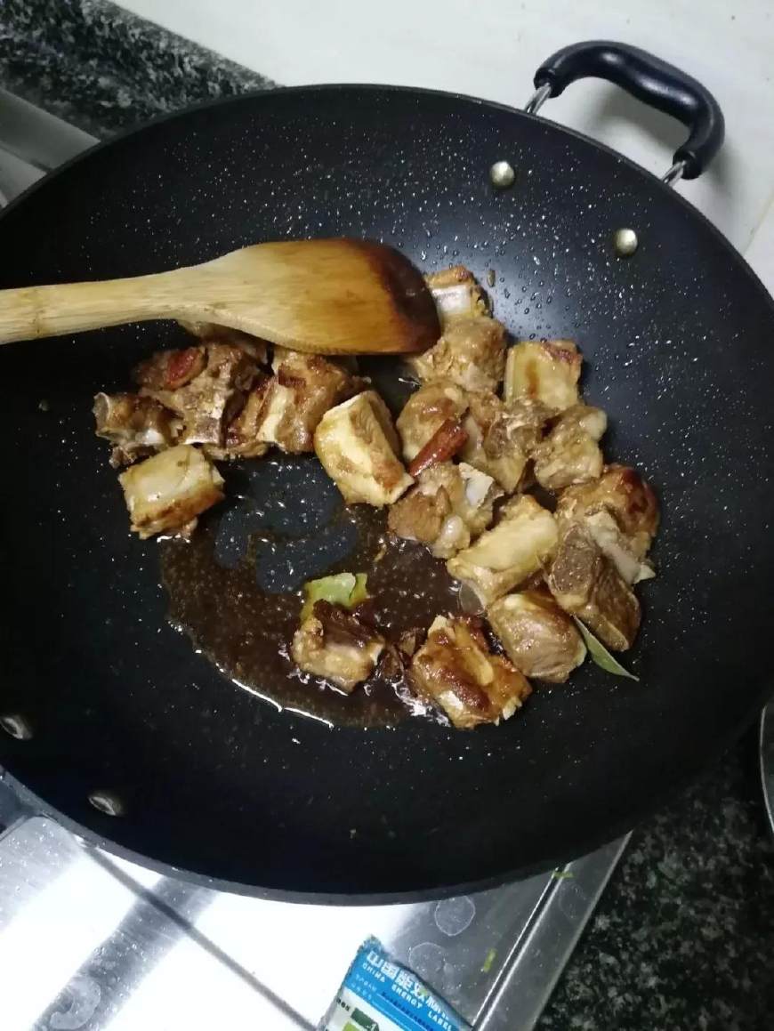 红烧排骨怎样做出来才好吃才爽口,红烧排骨最简单的做法软烂入味