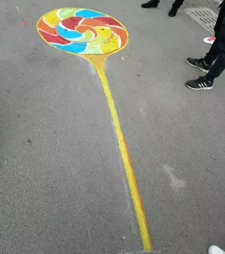 30所职校为井盖“整容”，以画会友，你的学校技术如何？