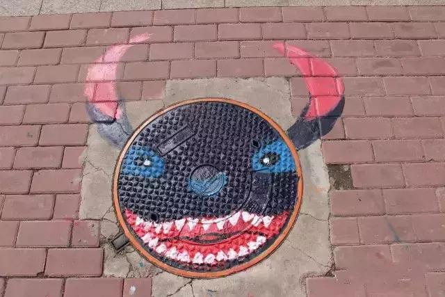 30所职校为井盖“整容”，以画会友，你的学校技术如何？