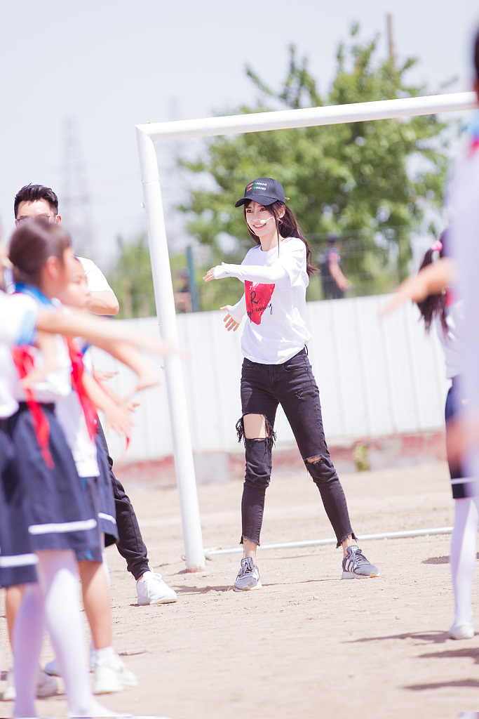 baby与鹿晗,baby踢球