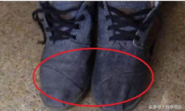 下雨天鞋子前面总是进水,下雨天鞋子进水了脚发白了