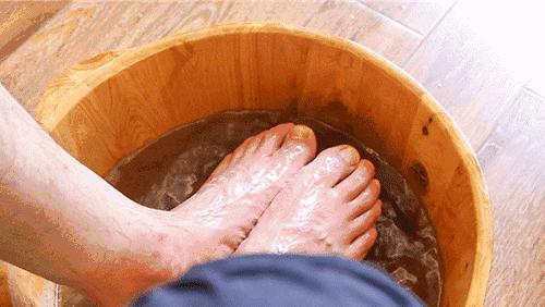 八旬老太脚趾溃破、发黑，皆因治脚气时用这个泡脚！
