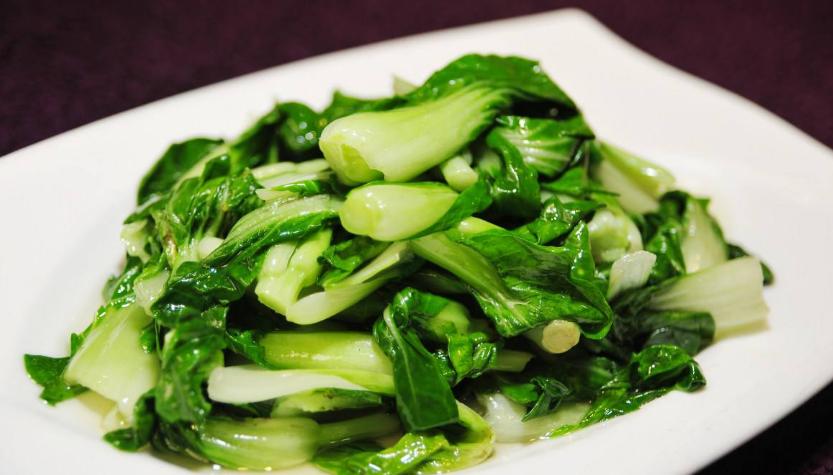 青菜怎么炒又嫩又绿不变黑,青菜如何炒不出水软烂入味