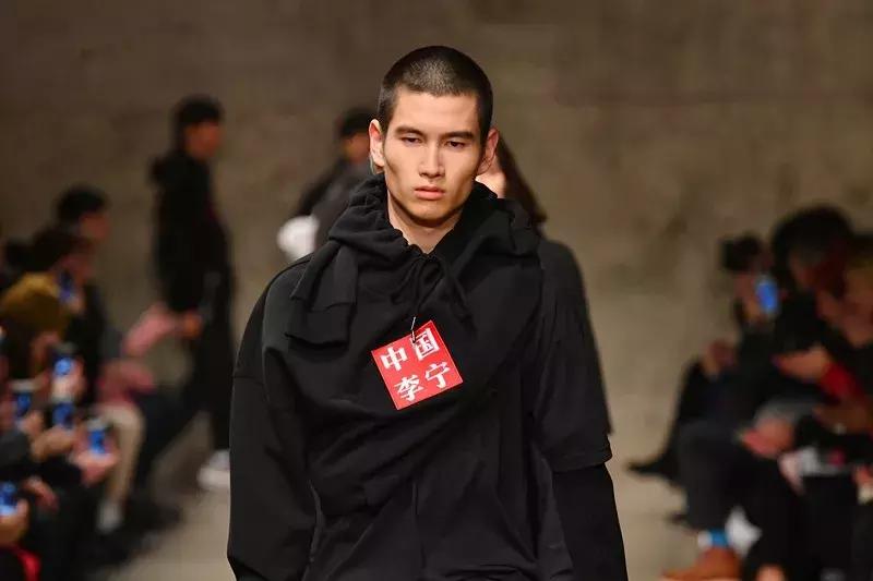 年轻人更爱国产货,对不起我就是喜欢你用日语怎么说