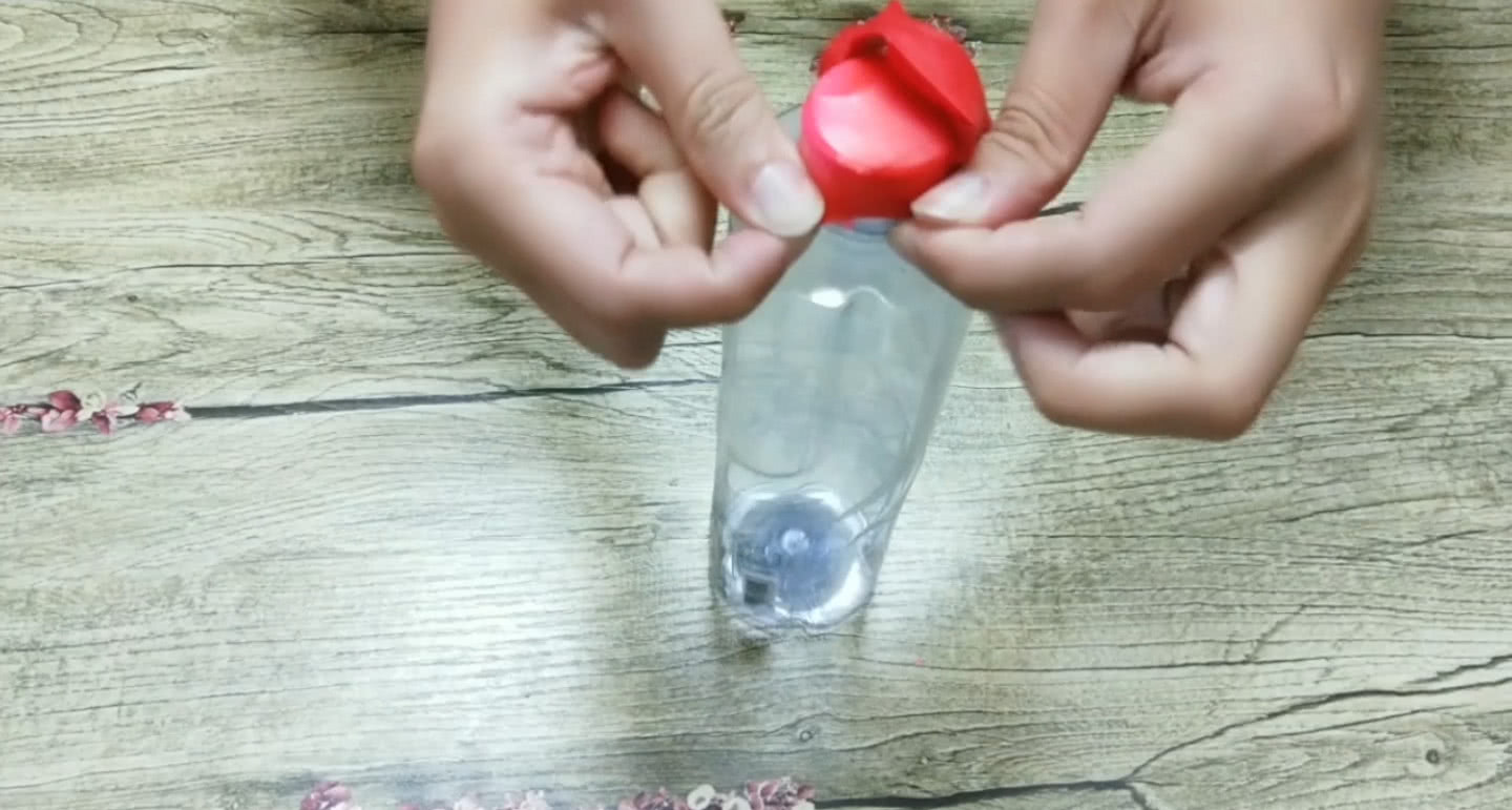 塑料瓶上打两个洞，马上变成打气筒，吹气球省力又省时，简单易学
