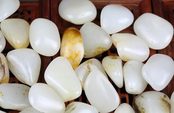 购买和田玉哪个平台最好,和田玉含其他矿物成分值得购买吗