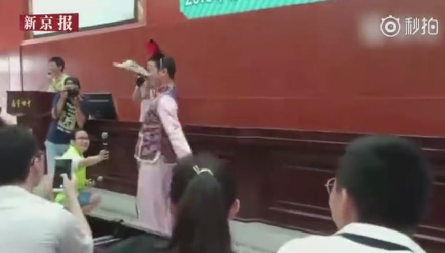 男子科二考试打电话给教练,男子学车碰到教练