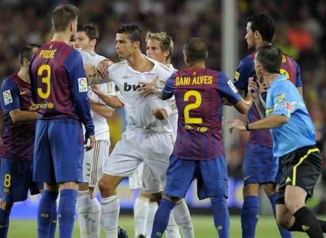 皇马内战外行,皇马三连冠为什么联赛踢不过巴萨