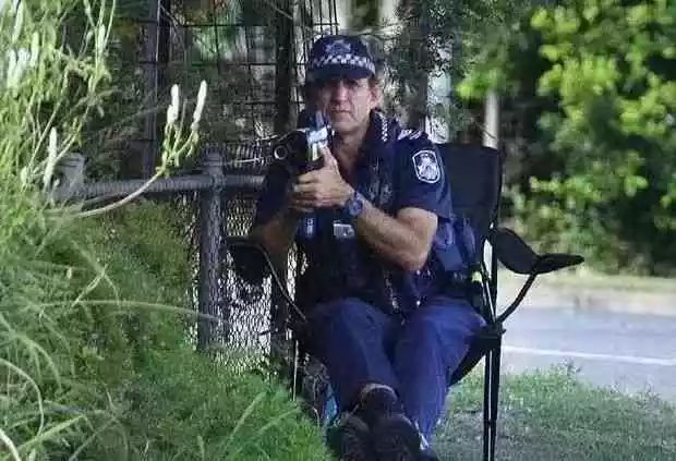 怎么判断摄像头是拍违章还是超速,摄像头如何闪才算违章