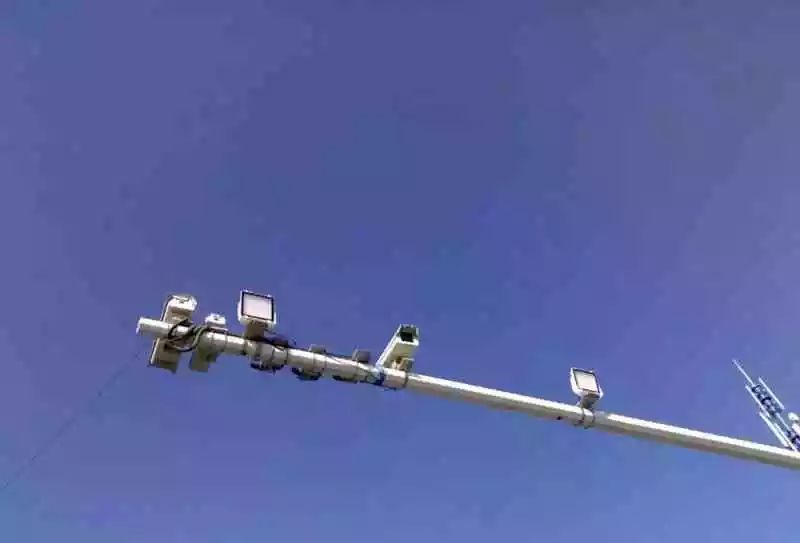 怎么判断摄像头是拍违章还是超速,摄像头如何闪才算违章