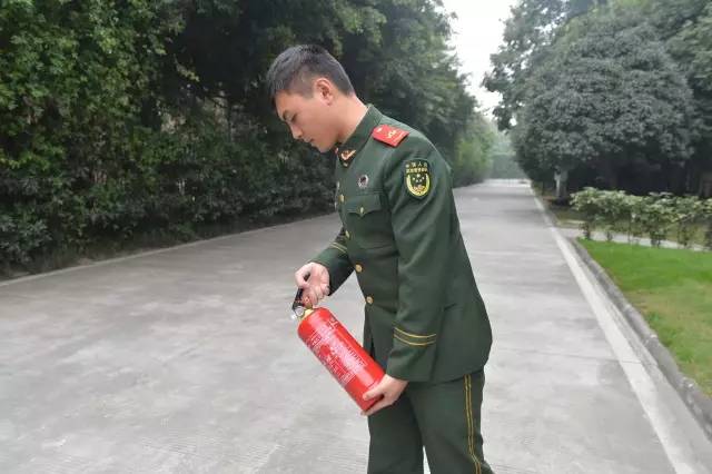 消防灭火器使用培训,公司消防演练使用灭火器