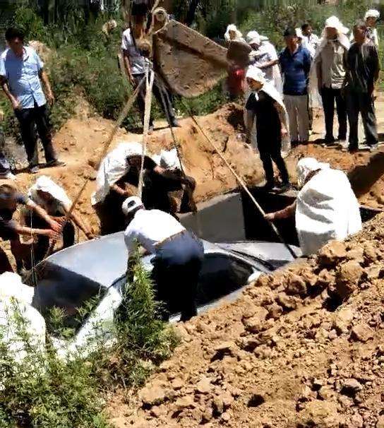 私家车拉棺木下葬违法吗,用汽车当棺材下葬视频