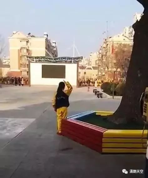 男子辱国旗被判刑,男子辱国旗被拘留后续