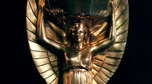 足球“胜利女神”，躲得过希特勒、躲不过神偷，遭偷2次人间消失