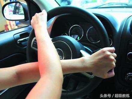 半挂科二倒车入库正确看点慢教程,科二倒车入库一把过的绝招